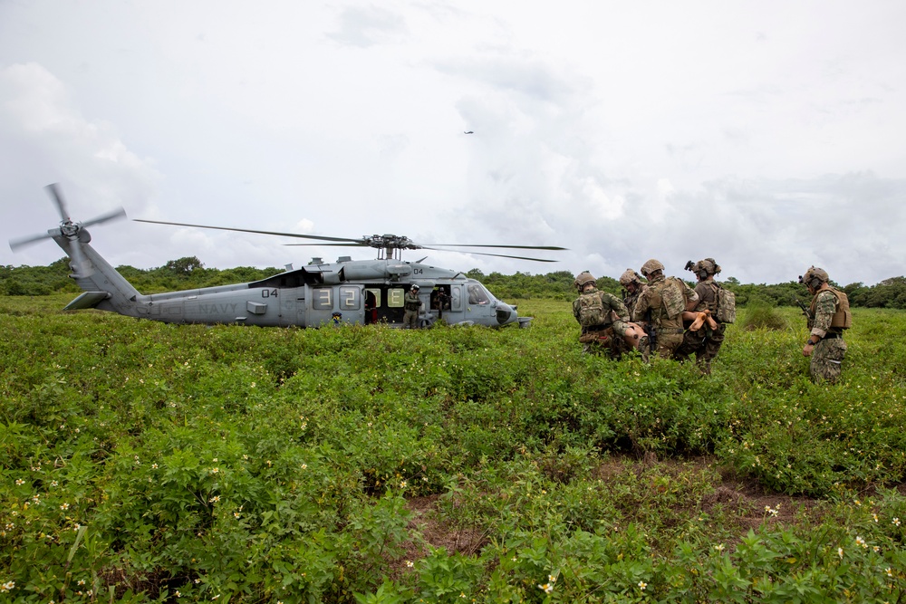 EODMU5 train with HSC-25 to evacuate a simulated combat casualty
