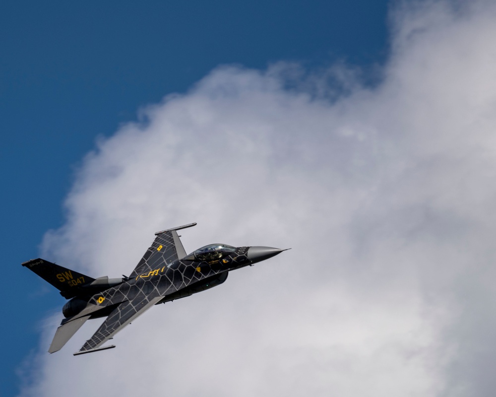 F-16 Viper Demo Team performs at the Oregon International Air Show