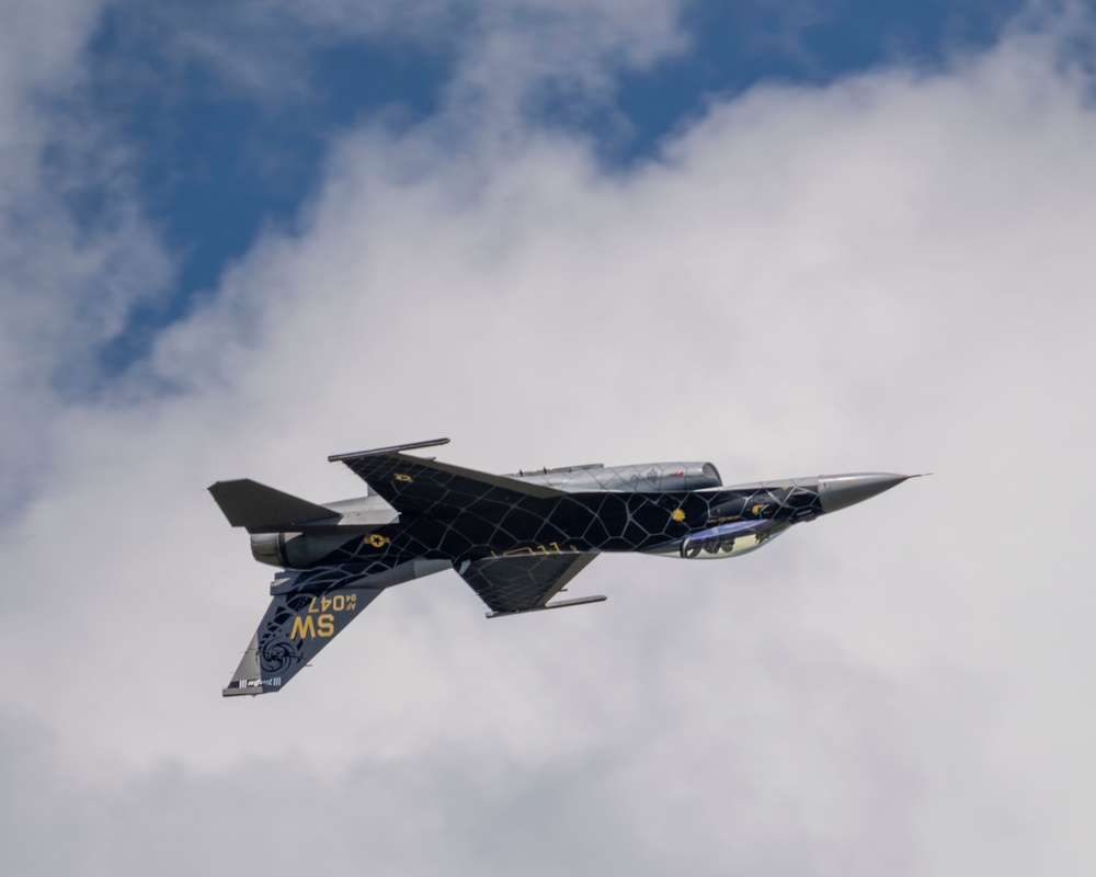 F-16 Viper Demo Team performs at the Oregon International Air Show