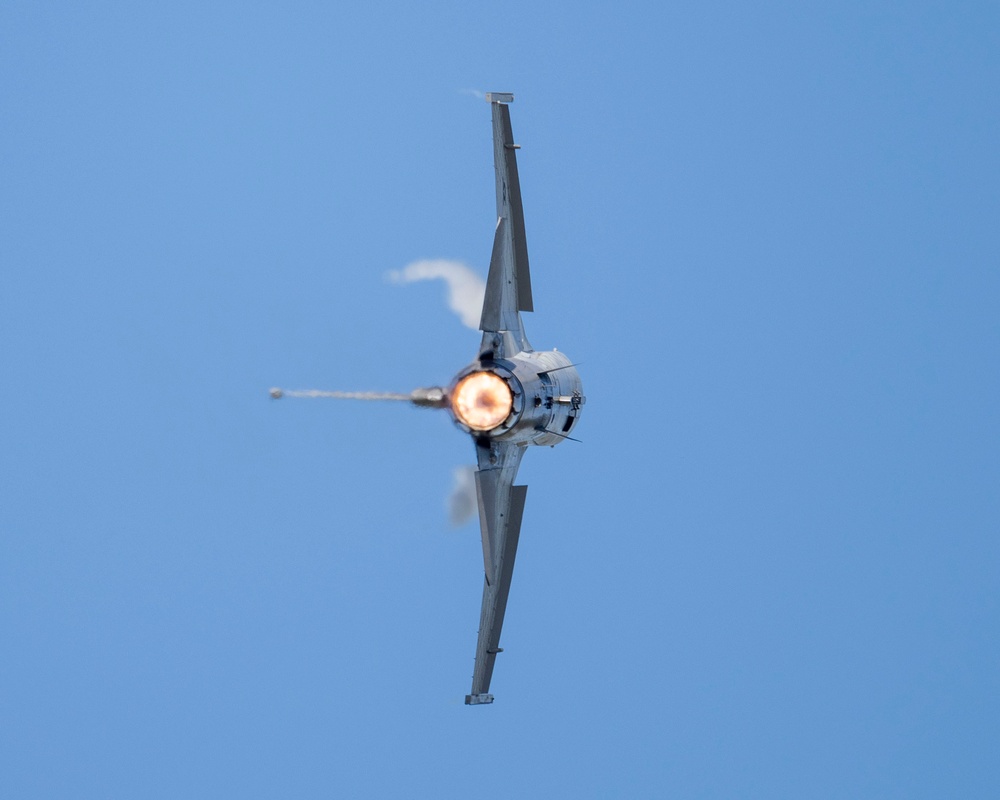 F-16 Viper Demo Team performs at the Oregon International Air Show