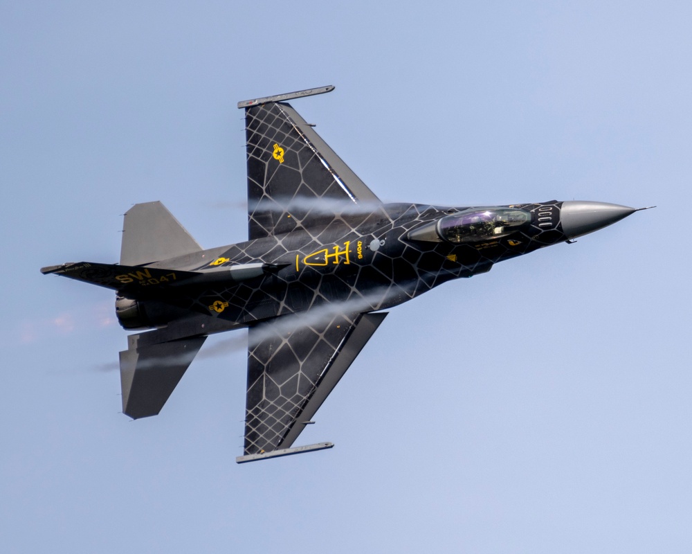 F-16 Viper Demo Team performs at the Oregon International Air Show