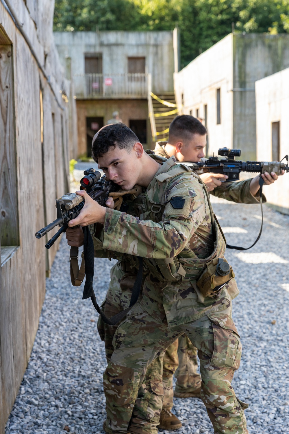 Pa. Guard Soldiers clear rooms during training at FTIG