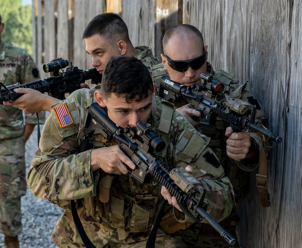 Pa. Guard Soldiers clear rooms during training at FTIG