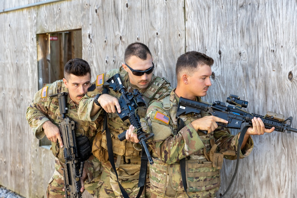 Pa. Guard Soldiers clear rooms during training at FTIG