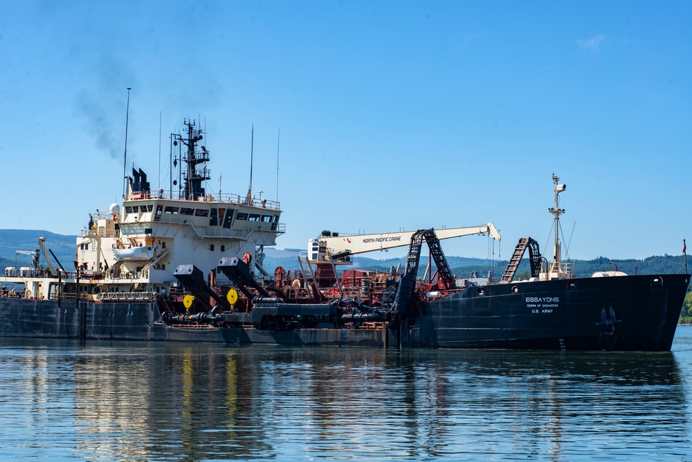 Corps' Essayons performs emergency dredging near Longview, WA