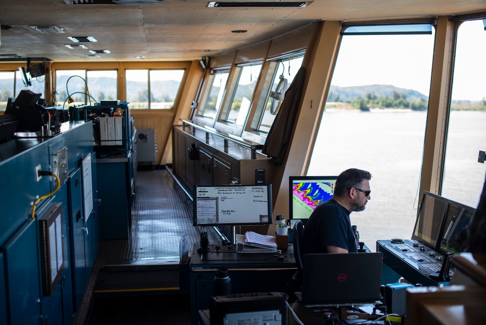 Corps' Essayons performs emergency dredging near Longview, WA