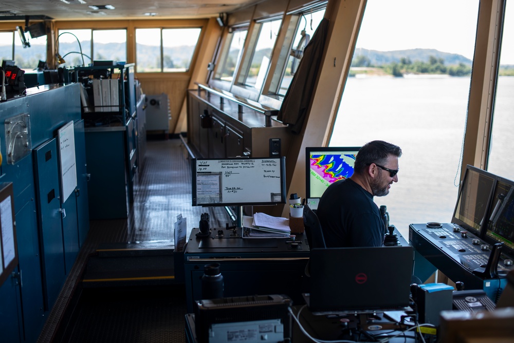 Corps' Essayons performs emergency dredging near Longview, WA