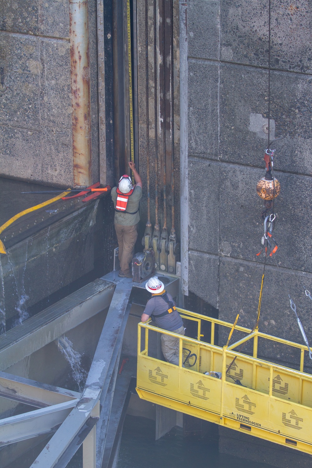 Crew work  to restore the the damaged upstream lock gate, John Day Lock &amp; Dam, Aug. 3, 2022