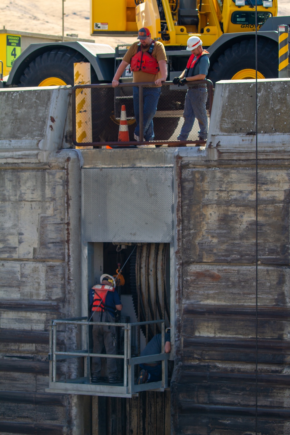 Crew work  to restore the the damaged upstream lock gate, John Day Lock &amp; Dam, Aug. 3, 2022