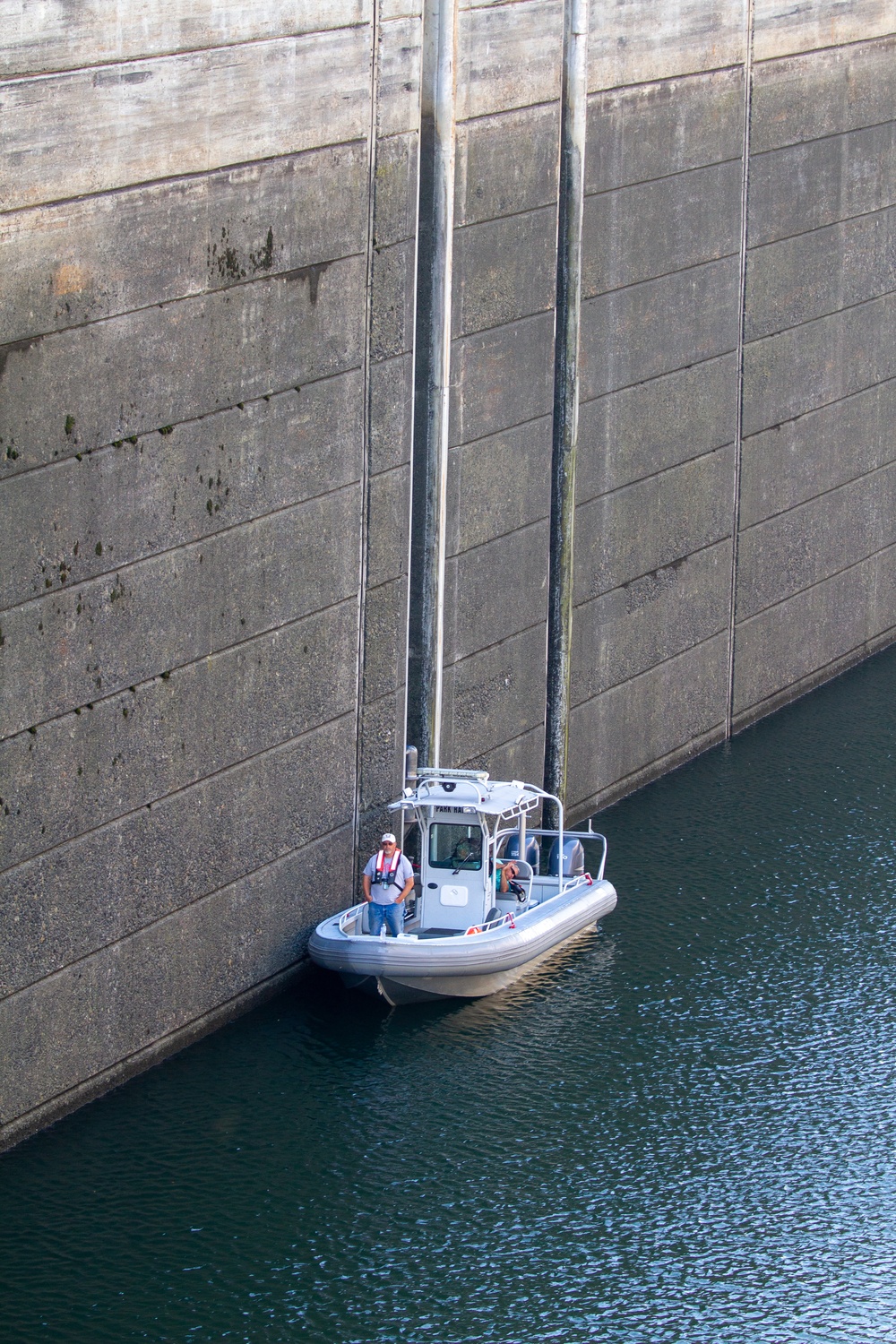 Crew work  to restore the the damaged upstream lock gate, John Day Lock &amp; Dam, Aug. 3, 2022