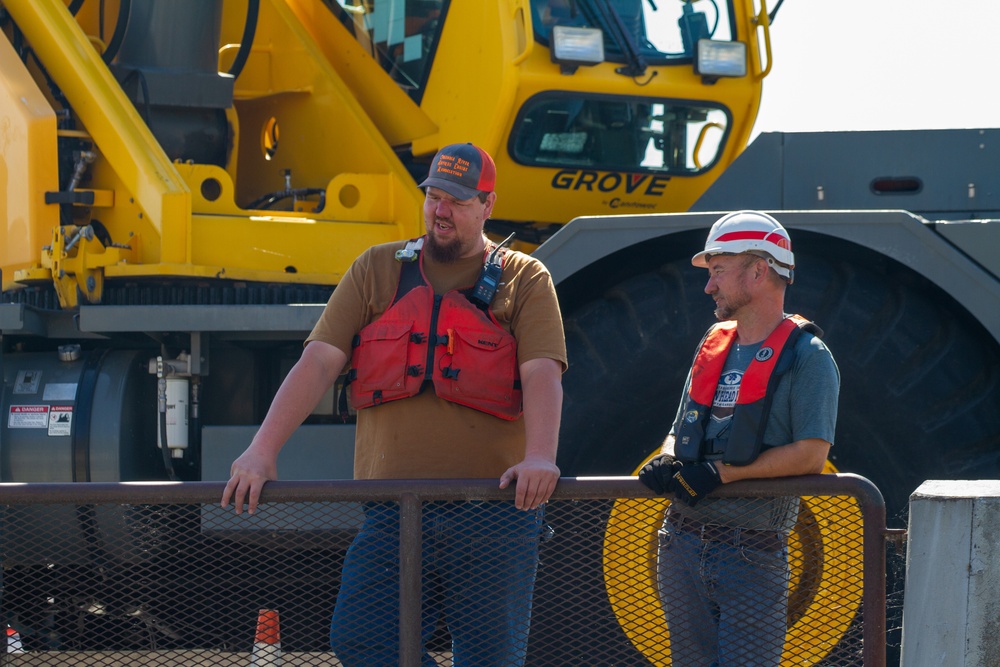 Crew work  to restore the the damaged upstream lock gate, John Day Lock &amp; Dam, Aug. 3, 2022