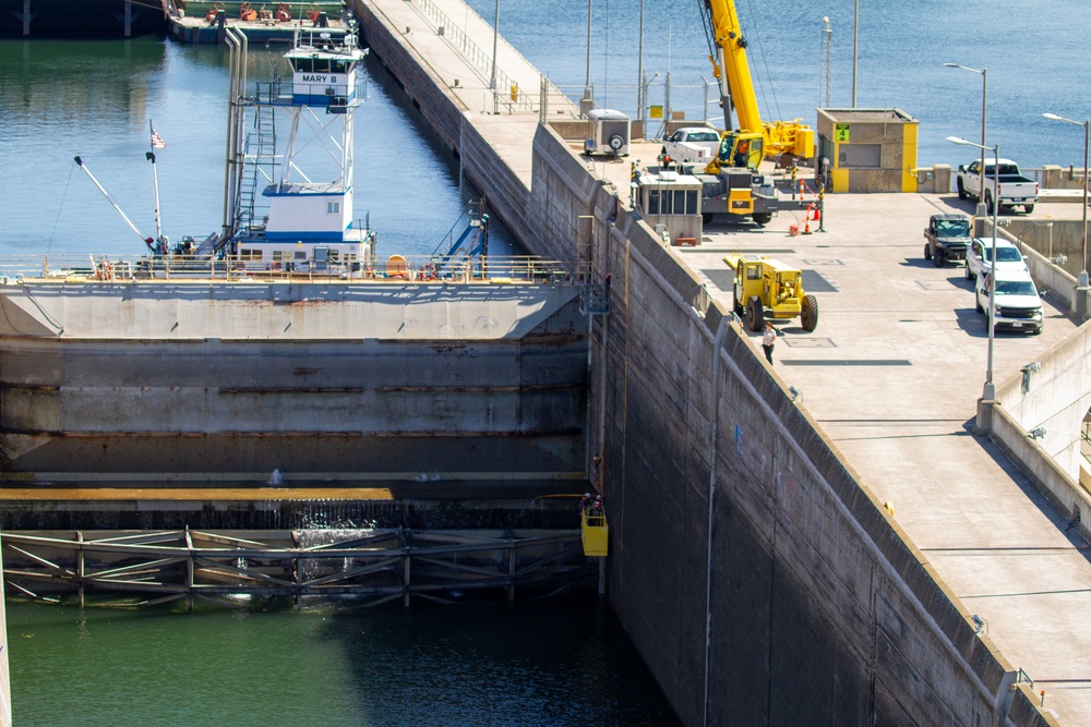 Crew work  to restore the the damaged upstream lock gate, John Day Lock &amp; Dam, Aug. 3, 2022