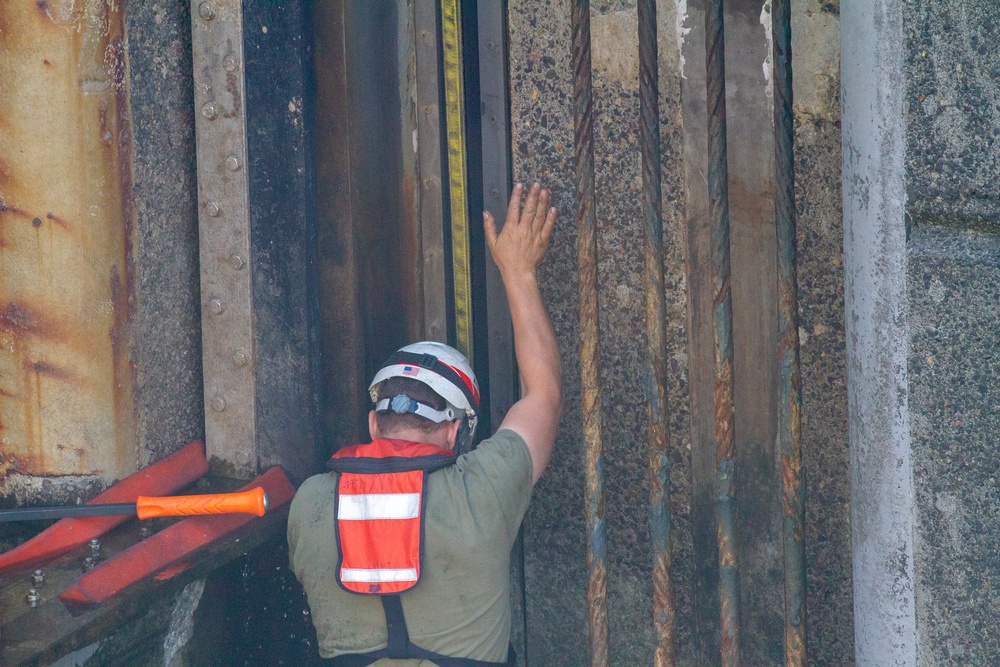 Crew work  to restore the the damaged upstream lock gate, John Day Lock &amp; Dam, Aug. 3, 2022