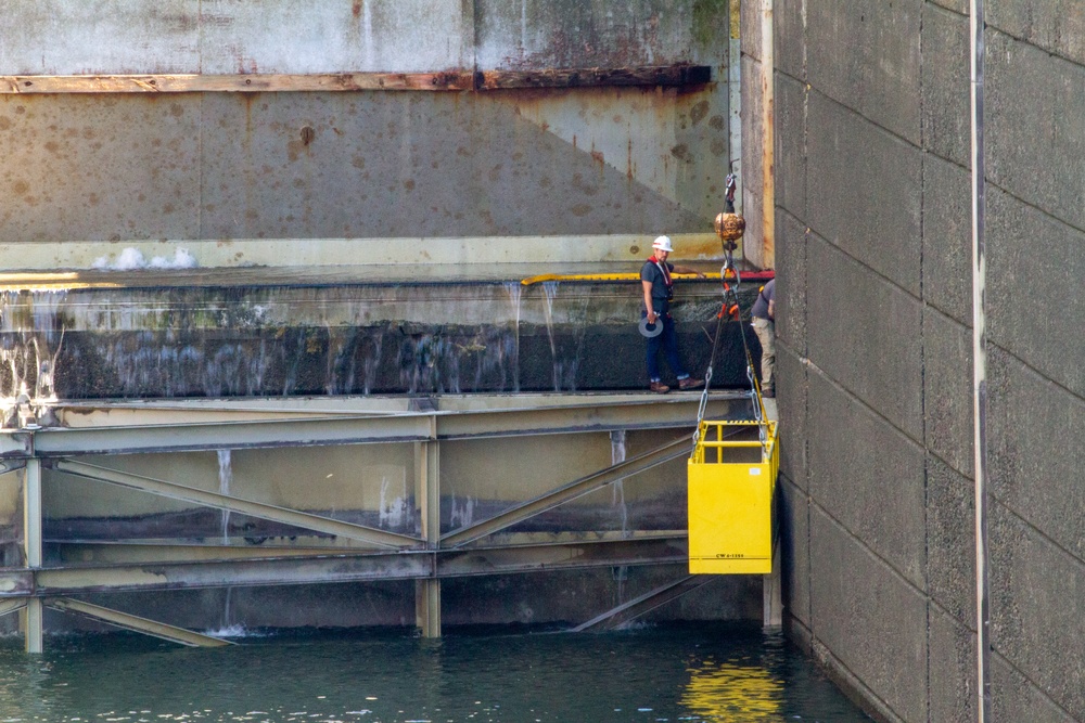 Crew work  to restore the the damaged upstream lock gate, John Day Lock &amp; Dam, Aug. 3, 2022