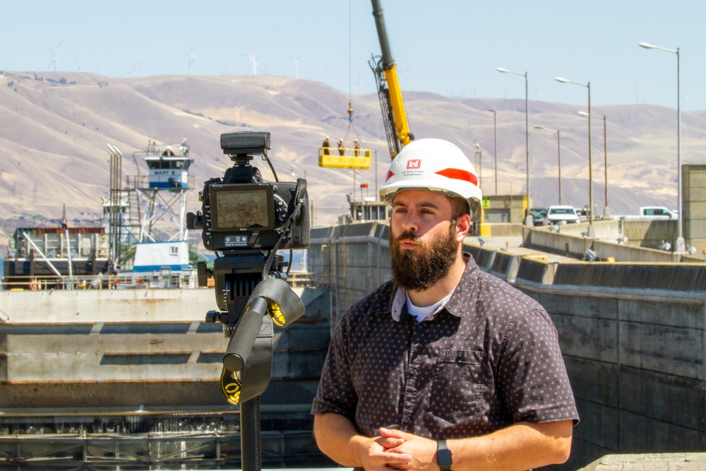 Crew work  to restore the the damaged upstream lock gate, John Day Lock &amp; Dam, Aug. 3, 2022