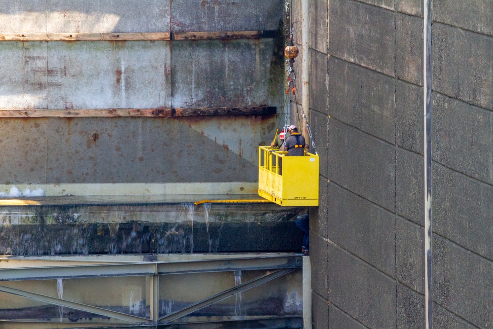 Crew work  to restore the the damaged upstream lock gate, John Day Lock &amp; Dam, Aug. 3, 2022