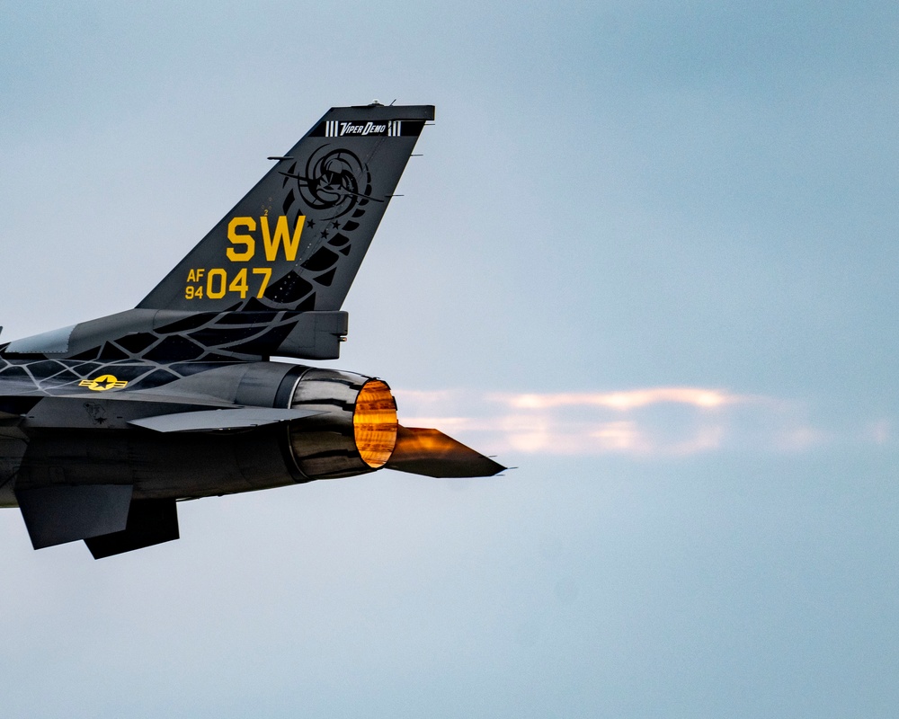 Dvids Images F 16 Viper Demo Team Performs At The Chippewa Valley