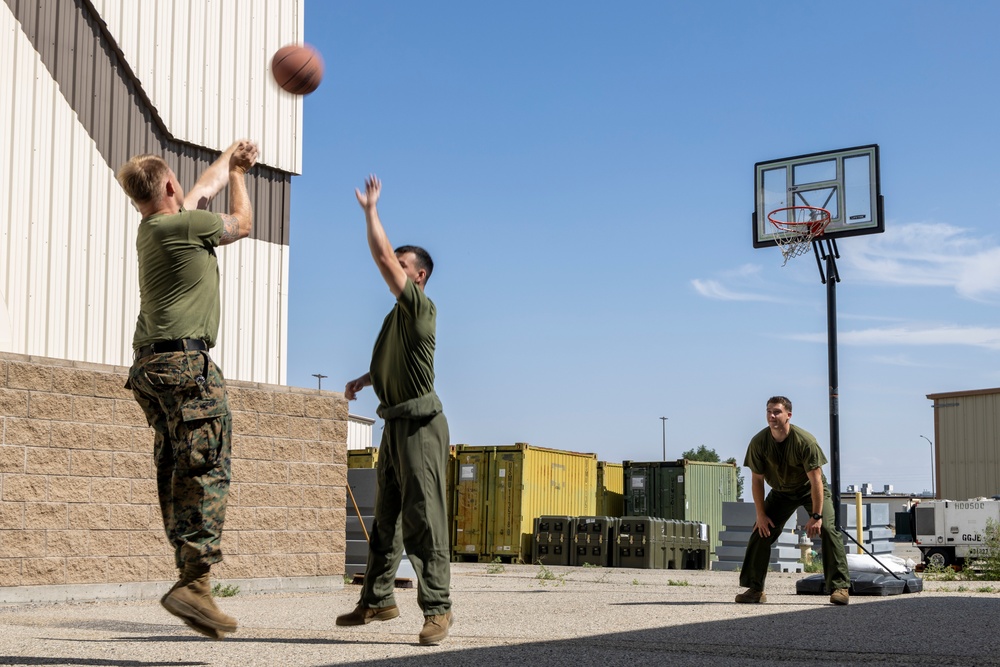 HMH-461 Marines build camaraderie