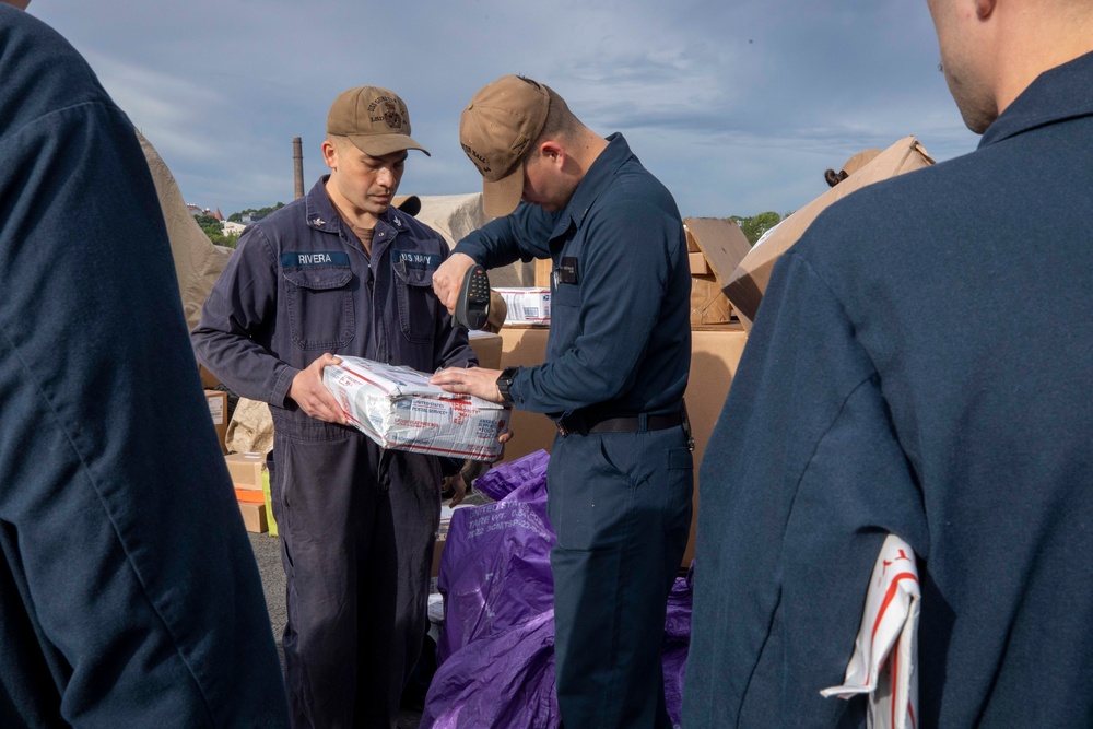Gunston Hall Sailors Conducts Mail Call