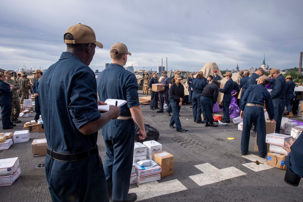 Gunston Hall Sailors Conducts Mail Call