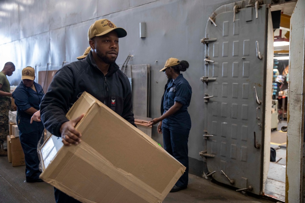 Gunston Hall Sailors Conducts Mail Call