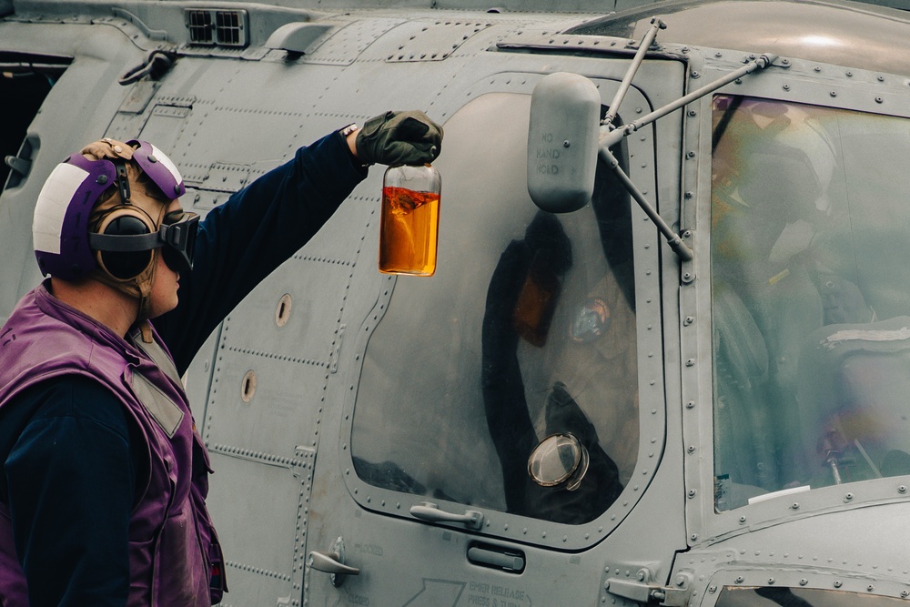 USS Paul Ignatius (DDG 117) Conducts Helicopter In-Flight Refueling