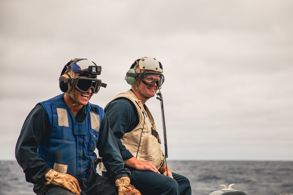 USS Paul Ignatius (DDG 117) Conducts Helicopter In-Flight Refueling