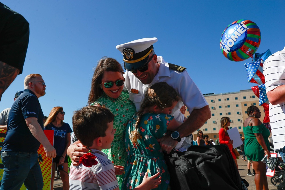 Abraham Lincoln returns to homeport