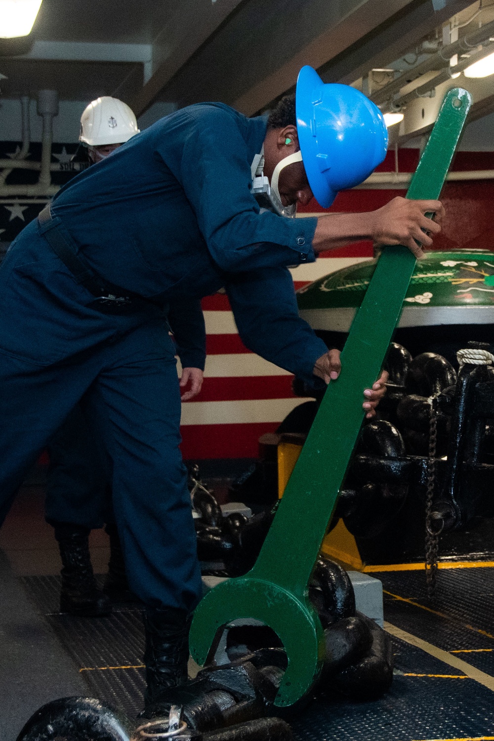 USS Ronald Reagan (CVN 76) Sailors conduct deck rigging maintenance