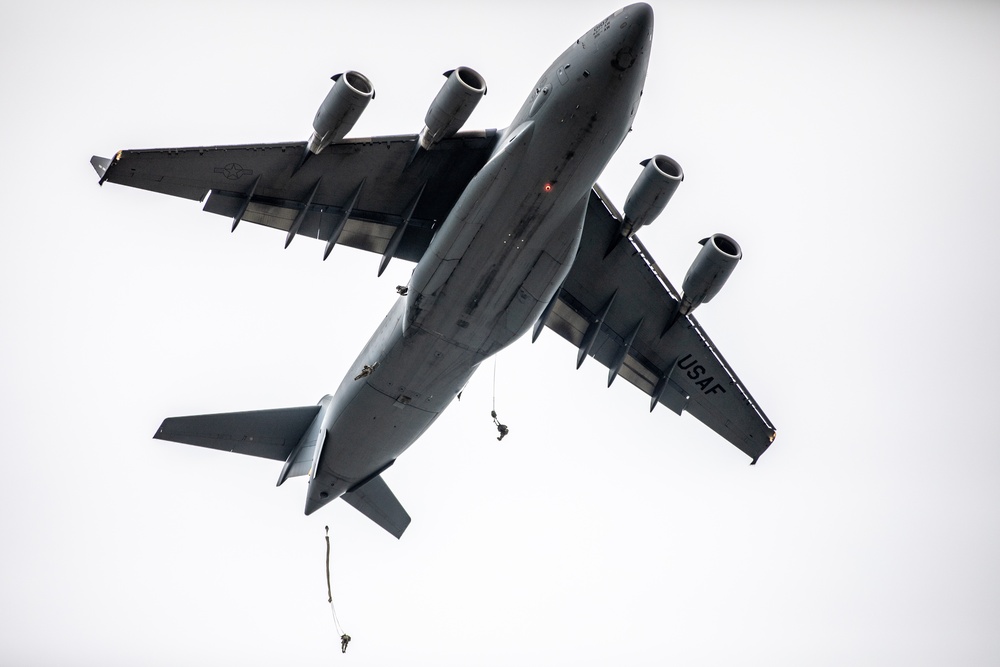 Paratroopers Jump into 82nd Abn. Div. 76th Convention