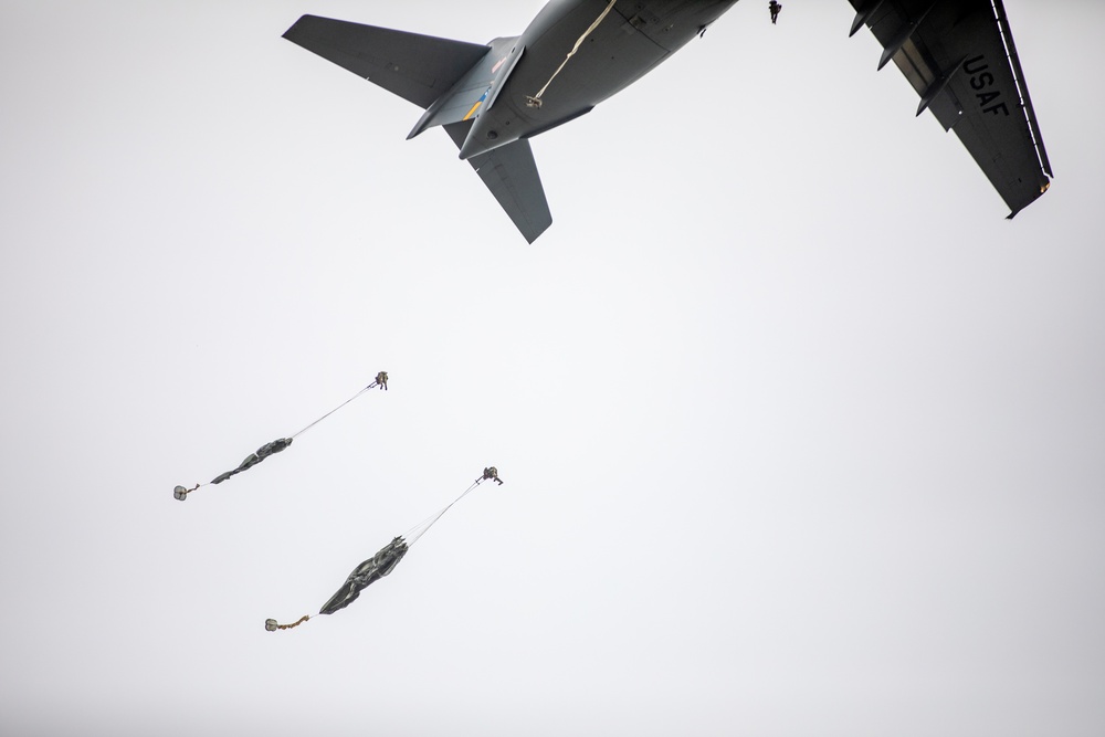 Paratroopers Jump into 82nd Abn. Div. 76th Convention