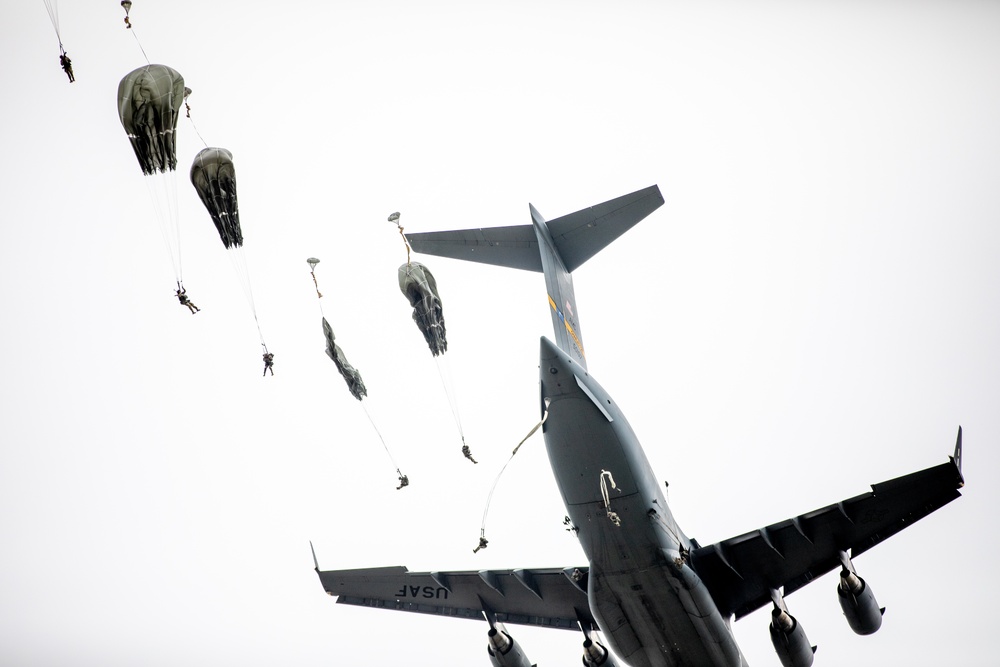 Paratroopers Jump into 82nd Abn. Div. 76th Convention