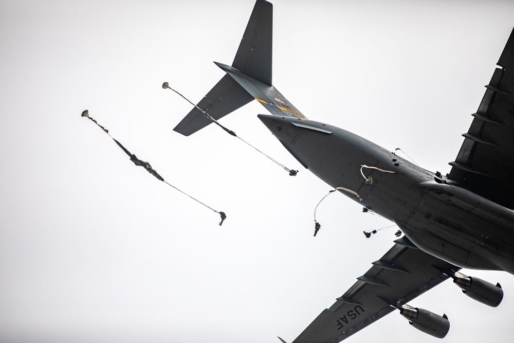 Paratroopers Jump into 82nd Abn. Div. 76th Convention