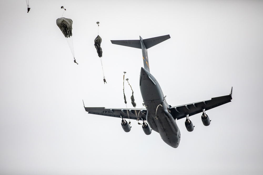 Paratroopers Jump into 82nd Abn. Div. 76th Convention