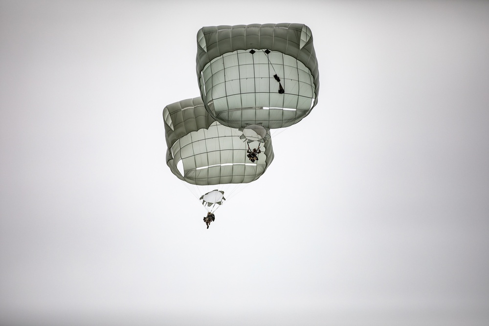 Paratroopers Jump into 82nd Abn. Div. 76th Convention