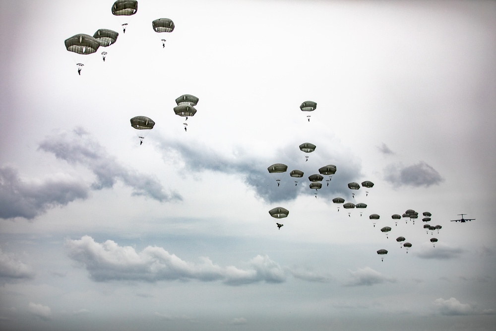 Paratroopers Jump into 82nd Abn. Div. 76th Convention