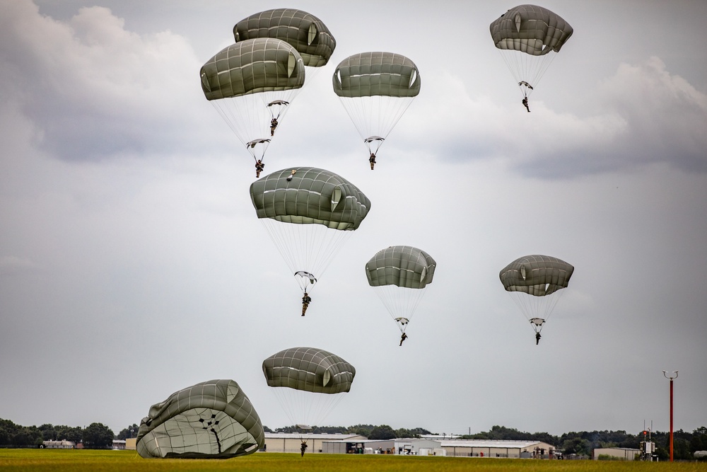 Paratroopers Jump into 82nd Abn. Div. 76th Convention