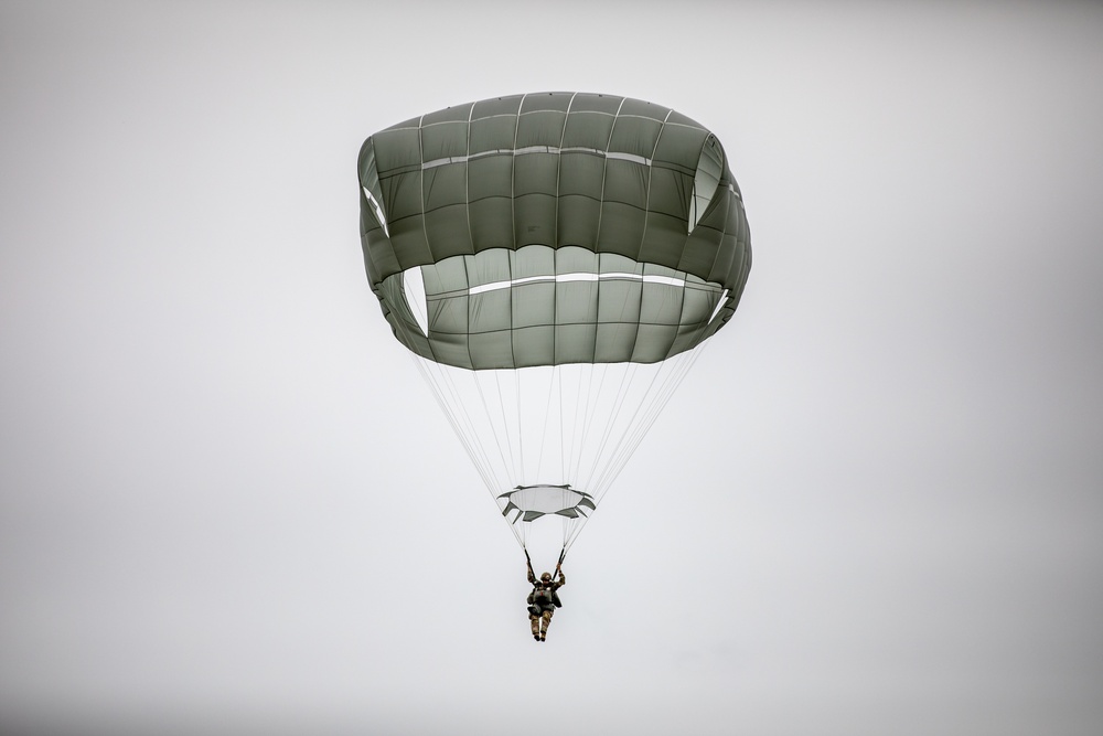 Paratroopers Jump into 82nd Abn. Div. 76th Convention
