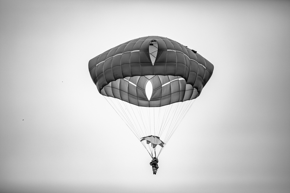 Paratroopers Jump into 82nd Abn. Div. 76th Convention