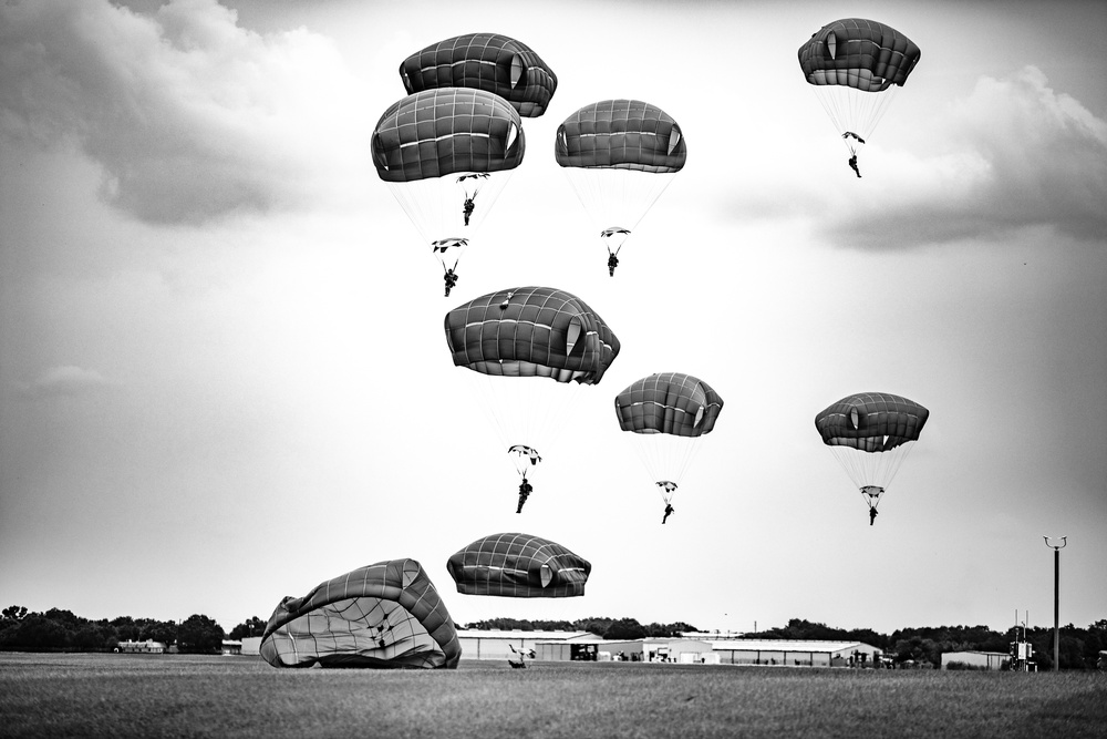 Paratroopers Jump into 82nd Abn. Div. 76th Convention