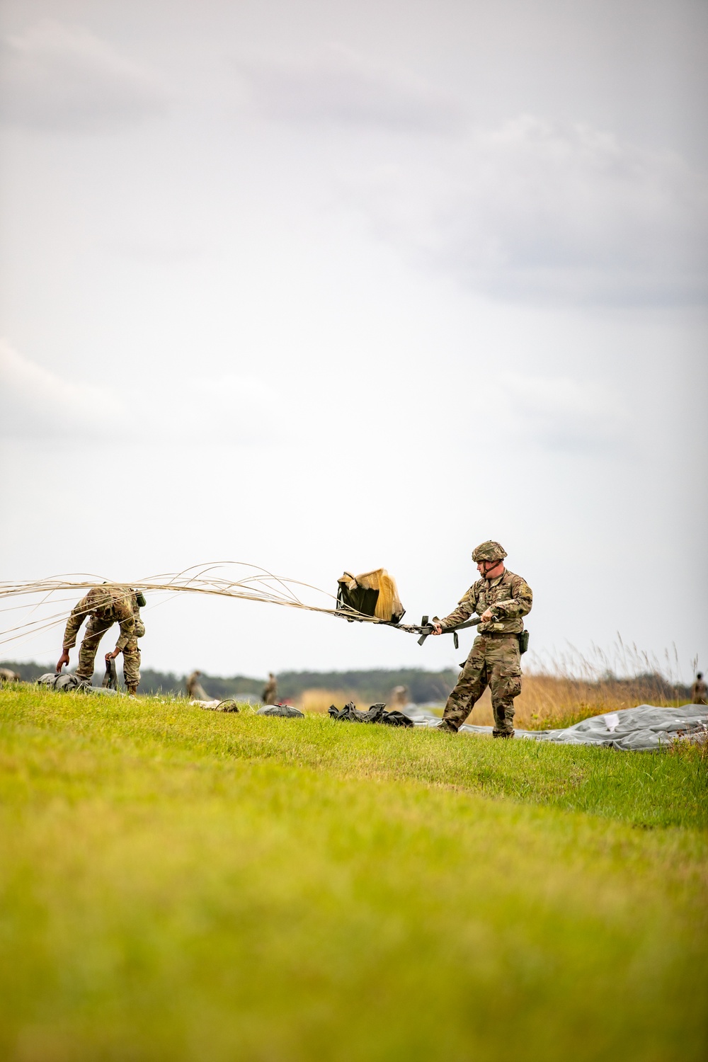 Paratroopers Jump into 82nd Abn. Div. 76th Convention