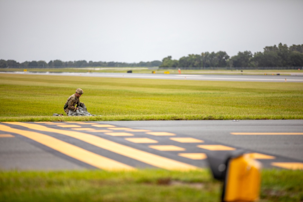 Paratroopers Jump into 82nd Abn. Div. 76th Convention