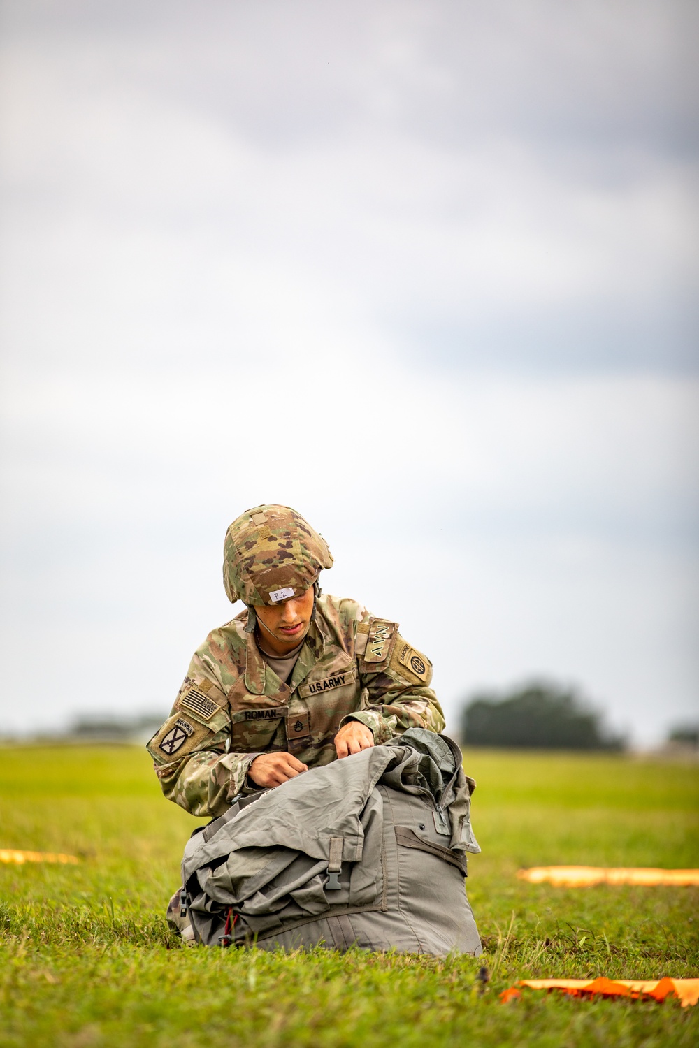 Paratroopers Jump into 82nd Abn. Div. 76th Convention