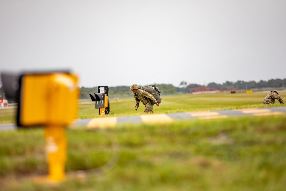 Paratroopers Jump into 82nd Abn. Div. 76th Convention