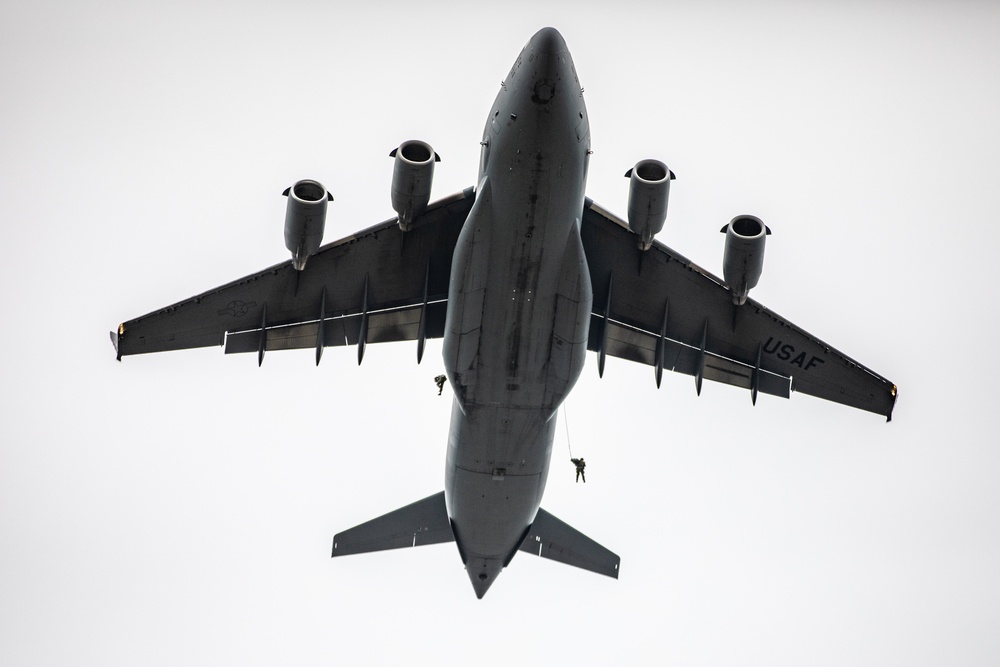 Paratroopers Jump into 82nd Abn. Div. 76th Convention
