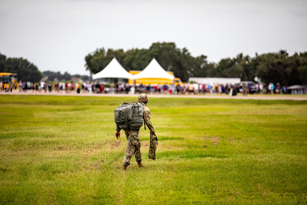 Paratroopers Jump into 82nd Abn. Div. 76th Convention
