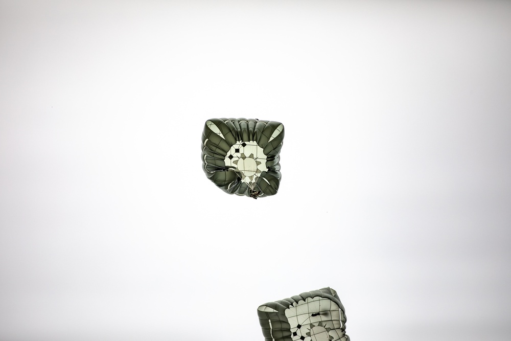 Paratroopers Jump into 82nd Abn. Div. 76th Convention