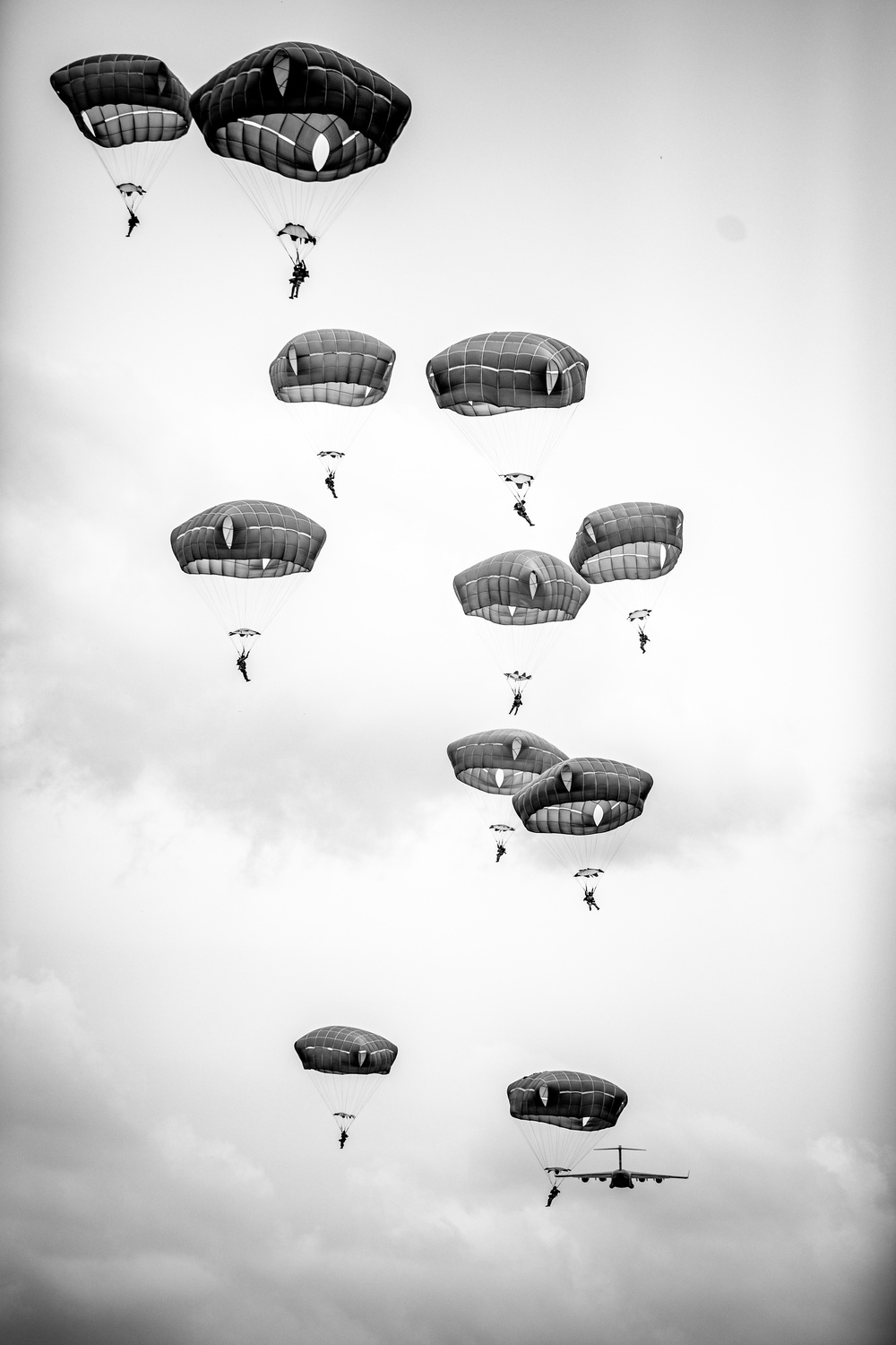 Paratroopers Jump into 82nd Abn. Div. 76th Convention