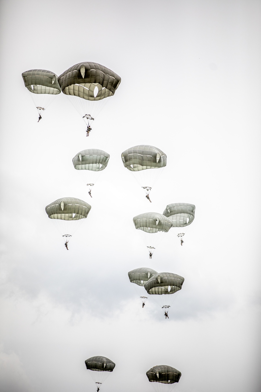 Paratroopers Jump into 82nd Abn. Div. 76th Convention