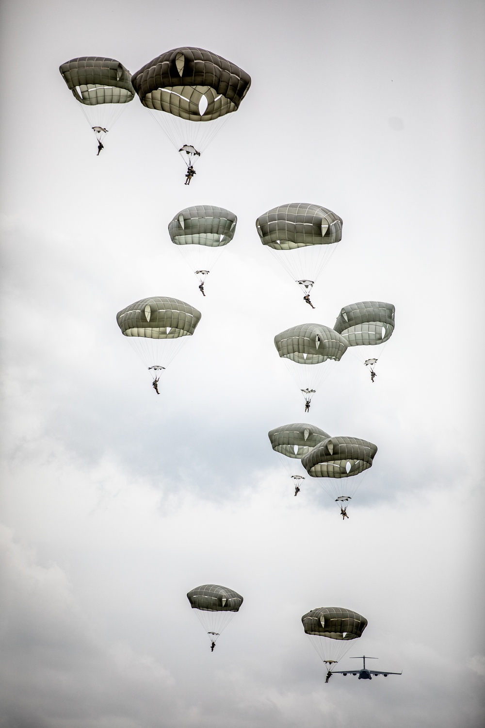 Paratroopers Jump into 82nd Abn. Div. 76th Convention